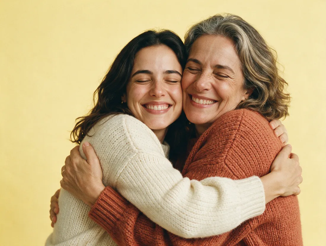 Duas mulheres se abraçando e sorrindo