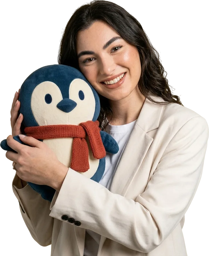 Teacher Rai abraçando um pinguim de pelúcia com cachecol